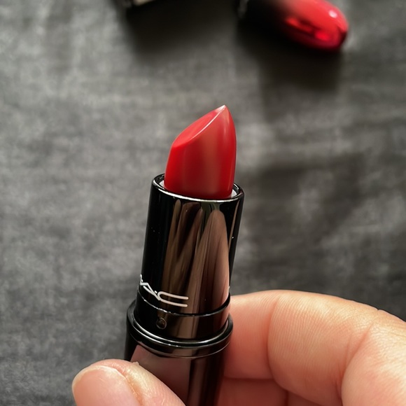 MAC Love me lipstick - E for effortless - Picture 2 of 7